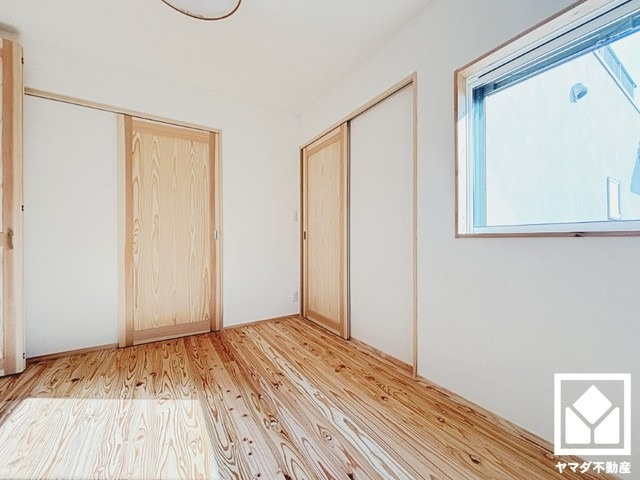 西宮市甲陽園目神山町の寝室|約6帖の2階洋室です。音響熟成木材を使用したリノベーションが魅力。おしゃれなインテリアが映える自然素材を活かした洋室で、リラックスしたひとときを過ごせます。