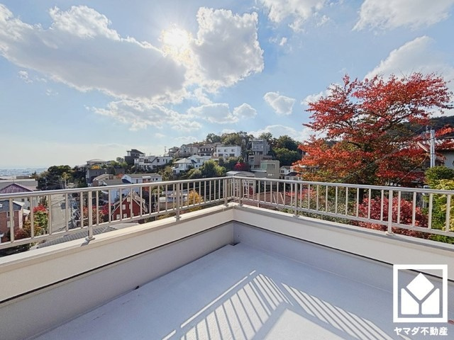 西宮市甲陽園目神山町のバルコニー|3階は広々とした南向きルーフバルコニーで陽当たり、風通し良好。陽射しを感じながら贅沢な時間を過ごすことができます。