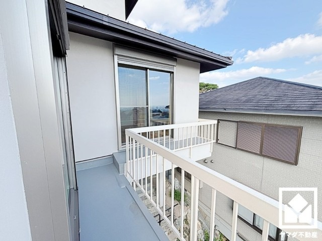 西宮市甲陽園目神山町のバルコニー|2階は南側・東側の2面引き回しバルコニー。たっぷりの洗濯物も気持ちよく乾きます。