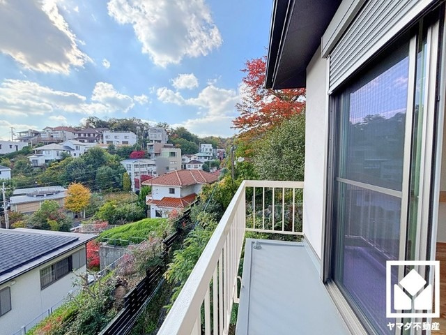 西宮市甲陽園目神山町のバルコニー|前面に視界を遮る高い建物がなく、市街を一望できる開放的な景色が広がります。開放感あふれる眺望と利便性が融合した住まい──穏やかな毎日をここから。