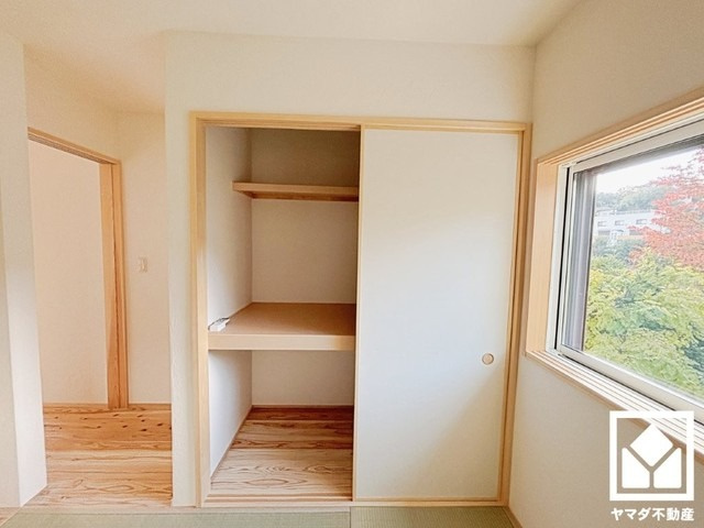 西宮市甲陽園目神山町の収納|押入にはお客様用の座布団や寝具も収納可能です。