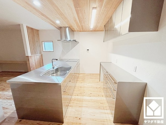 西宮市甲陽園目神山町のキッチン|使いやすさとデザイン性を両立。スタイリッシュなシルバーカラーが魅力のステンレスキッチンです。デザインを統一したカップボードがあり、スッキリとした空間が保てます。