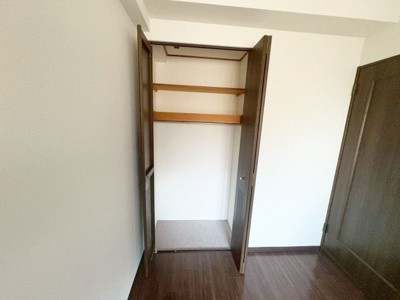 【収納】 | ファミール岸和田ステージⅠ | 【クローゼット】お部屋を広く利用するために必須なクローゼットが全室付いています♪もちろんお荷物を収納されても良しの勝手の良いクローゼットは嬉しいですね♪