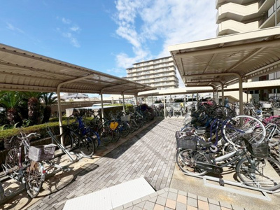 【駐輪場】 | ファミール岸和田ステージⅠ | 駐輪場に屋根があるので、雨の日に自転車が濡れにくく嬉しいですね！
