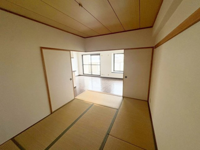 【和室】 | ファミール岸和田ステージⅠ | 【和室ありますよ】一息つく時の癒しの空間や客間にも使えますね♪リビングの横にあるので、お子様のお昼寝場所にも良いですね♪