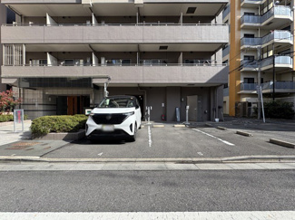 【駐車場】 | マンションの駐車場スペース。空きの有無や駐車料金、サイズ規定などについては、改めてお問い合わせください。～即日のご見学可能～　お問合せはお気軽にどうぞ。