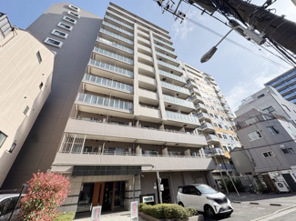 【外観】 | 青空によく映える建物です。手入れの行き届いた外壁やマンション正面エントランスなど、綺麗な姿をぜひ一度、現地にてご覧ください。～即日のご見学可能～　お問合せはお気軽にどうぞ。