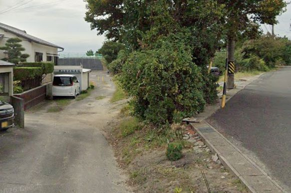 常滑市末広町1丁目の外観|左側の市道を進んだ先の左手側が現地