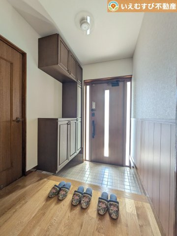 熊谷市玉井南1丁目　中古戸建の玄関|玄関がいつも片づく大容量シューズボックス
充実の収納設備で玄関がすっきり綺麗に過ごせると快適ですよね♪