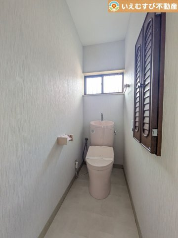 熊谷市玉井南1丁目　中古戸建のトイレ|普通の生活で水道代を節約できる節水トイレ
窓付きで明るく、お掃除しやすいシンプルな空間♪