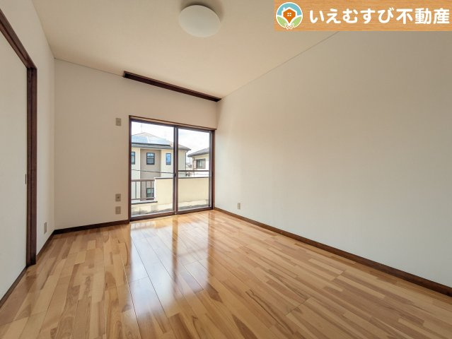 熊谷市玉井南1丁目　中古戸建の洋室|ナチュラルな色合いが落ち着くお部屋
シンプルな内装のお部屋なので自分でコーディネートしても楽しそうですね♪