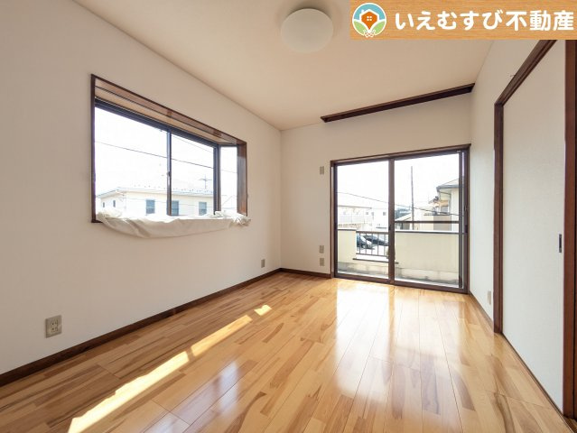 熊谷市玉井南1丁目　中古戸建の洋室|シンプルで明るいお部屋
2面採光で日当り良好！シンプルなお部屋なので自分で家具を選ぶのが楽しみですね！