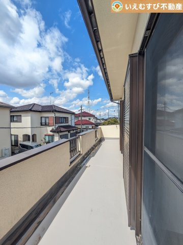 熊谷市玉井南1丁目　中古戸建のバルコニー|ゆとりの広さのバルコニー
南向きで採光たっぷりなのでお洗濯ものが乾きやすい♪おふとんを干すにも余裕の広さ！