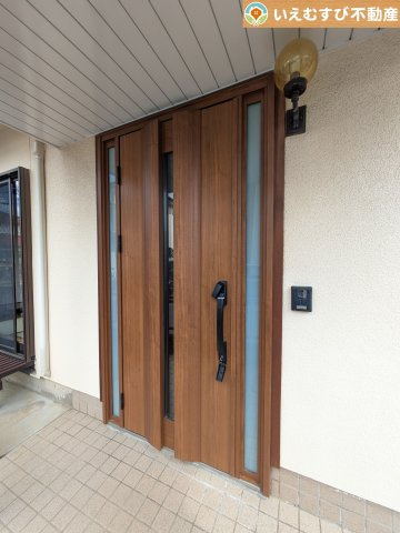 熊谷市玉井南1丁目　中古戸建のエントランス|雨が防げる広々エントランス
駐車場からアクセスの良いエントランス。雨の日や荷物が多くても安心の動線♪