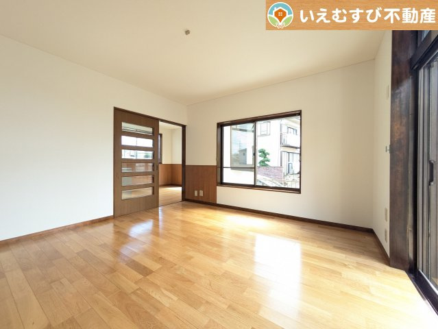 熊谷市玉井南1丁目　中古戸建の居間・リビング|自然光で満たされる明るく開放感溢れるリビング
たっぷりの採光で明るい空間。家族みんなでくつろげます♪