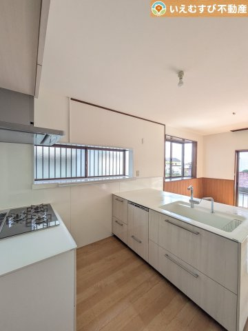 熊谷市玉井南1丁目　中古戸建のキッチン|機能性収納性に溢れるキッチン。
収納もたっぷり付いていてすっきり片付く！毎日楽しくお料理が出来そうです！