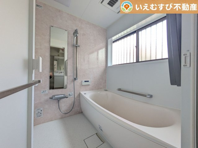 熊谷市玉井南1丁目　中古戸建の浴室|ナチュラルな色合いで落ち着いた空間
優しい色合いでくつろぎの浴室。ゆっくり過ごしながら疲れを取りましょう♪