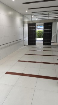 【高層階】高知市八反町2丁目アルファステイツ高知城北　中古マンションのロビー|開放的で清掃の行き届いた共用ロビー