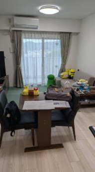 【高層階】高知市八反町2丁目アルファステイツ高知城北　中古マンションの居間・リビング|陽光が降り注ぐ、心地よい家族団らんのLDK空間☆