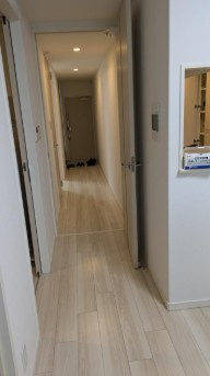【高層階】高知市八反町2丁目アルファステイツ高知城北　中古マンションのその他|白を基調とした、明るく奥行きを感じる清潔感溢れる廊下☆