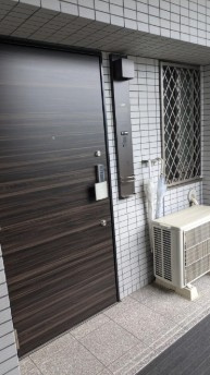 【高層階】高知市八反町2丁目アルファステイツ高知城北　中古マンションの玄関|重厚感のある玄関ドアがお出迎え♪