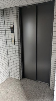 【高層階】高知市八反町2丁目アルファステイツ高知城北　中古マンションのその他共用部分|プライバシーに配慮した落ち着きのあるエレベーターホール