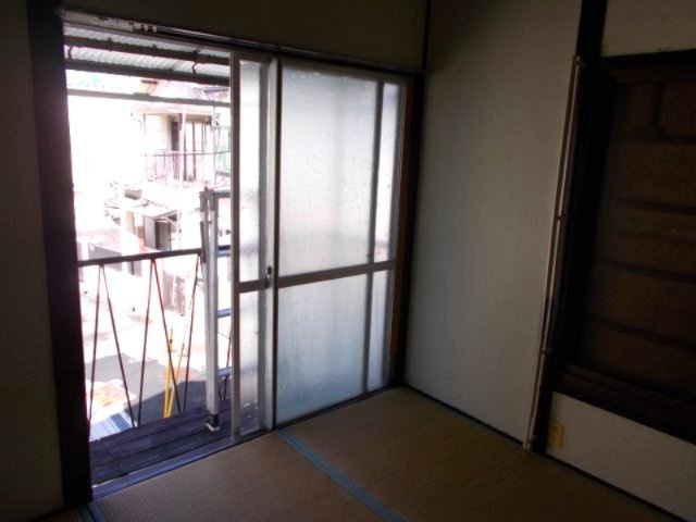 泉が丘４丁目テラスハウス西端の和室|2F北側ベランダ