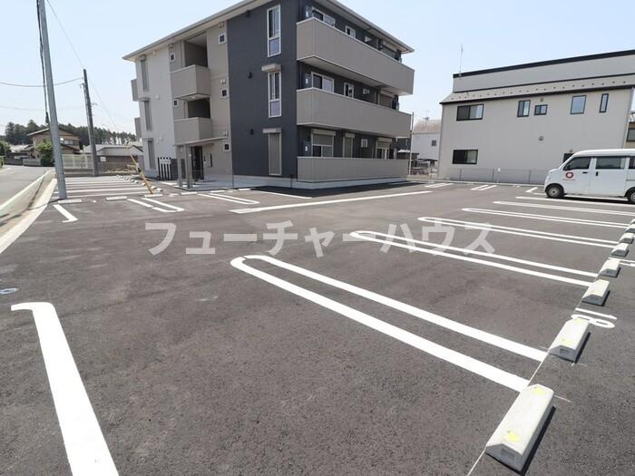 ラヴィエベルの駐車場