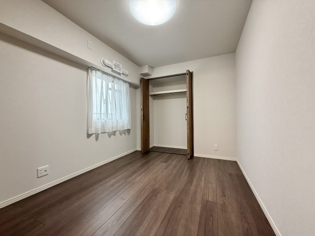 宝マンション富田町の洋室