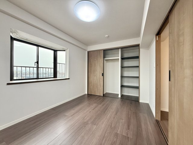 宝マンション富田町の洋室