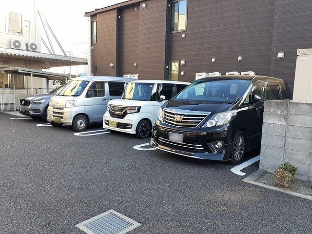 レジュール本厚木Ⅰの駐車場