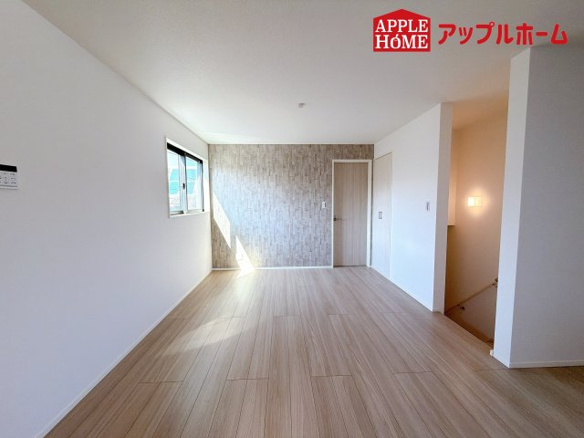 [新築住宅] さいたま市浦和区大東一 全3棟の居間・リビング|窓から差し込む光で家族を温かく包み込みます。明るいリビングで子育てする喜びを☆いつでも見学可能です！