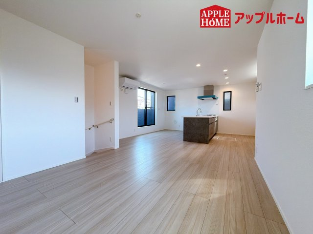 [新築住宅] さいたま市浦和区大東一 全3棟の居間・リビング|明るい日差しがさすリビングは、家族の憩い空間。お庭を眺めながら、毎日話が弾みそうですね♪