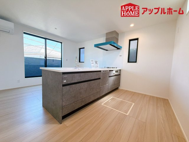 [新築住宅] さいたま市浦和区大東一 全3棟のキッチン|対面式キッチンは、家族のコミュニケーションを育み、子育て家族にも好適なプラン！リビングで寛ぐご家族をいつも感じられます♪会話を楽しみながら家事ができ、小さいお子様がいても安心です！