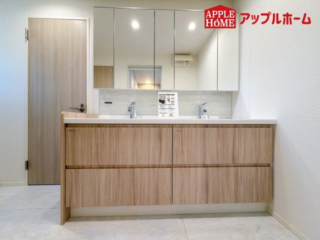 [新築住宅] さいたま市浦和区大東一 全3棟の独立洗面台|暮らしを快適にする三面鏡仕様の洗面化粧台。収納力と機能性に優れた使いやすい設備で、忙しい朝の身支度もスムーズに♪