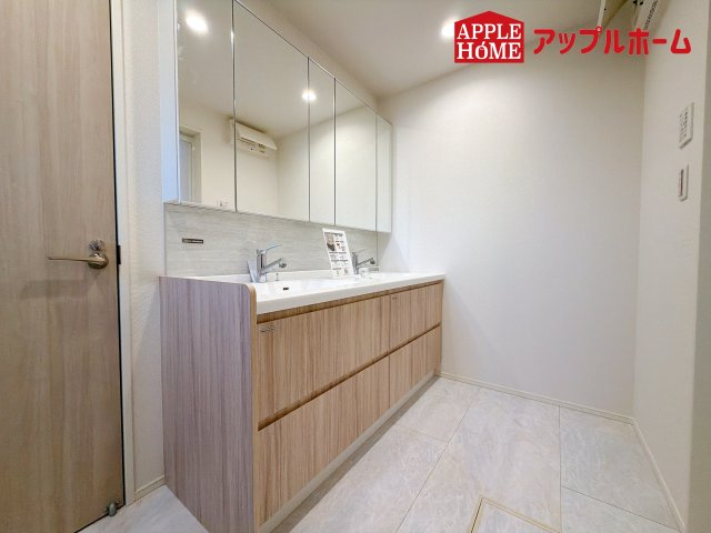 [新築住宅] さいたま市浦和区大東一 全3棟の独立洗面台|ゆとりの洗面スペースで朝の身支度も快適スムーズに。３面鏡で髪のセットやお化粧もストレスなくこなせ、朝から気分良く通勤通学に向かえそうですね！鏡の裏にはたっぷりと収納スペースを標準装備