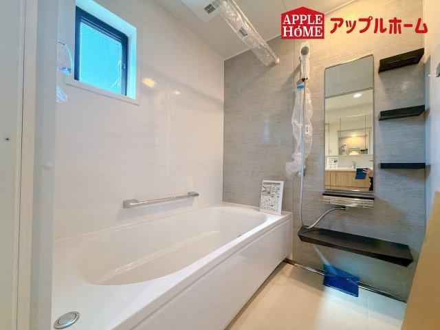 [新築住宅] さいたま市浦和区大東一 全3棟の浴室|窓付きのバスルームは、採光もあり明るく気持ちの良い空間です。窓があることで、換気環境も良好。掃除もスムーズに出来ます