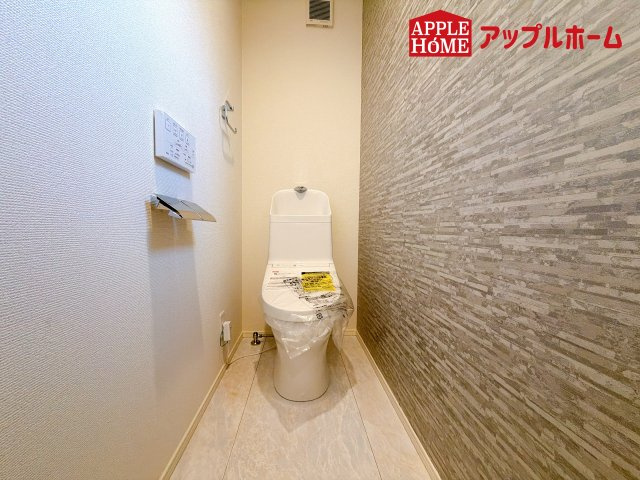 [新築住宅] さいたま市浦和区大東一 全3棟のトイレ|白を基調とした清潔感のある明るい空間。温水洗浄便座付きで、毎日快適・清潔に使用できます。操作しやすい壁面リモコンを採用しています。