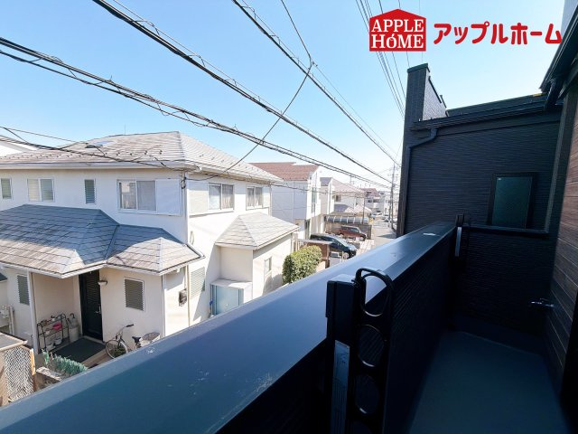 [新築住宅] さいたま市浦和区大東一 全3棟のバルコニー|家族分の洗濯物もしっかり干せます。日当たりも良く、毎日のお洗濯が楽しくなりそう♪お布団は手軽に干せていつもポカポカに☆