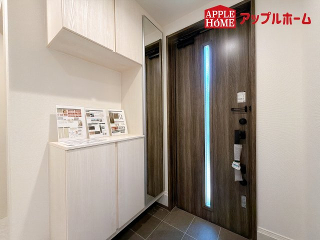 [新築住宅] さいたま市浦和区大東一 全3棟の玄関|住まう人も来客も入った時にワクワクさせてくれるオシャレな玄関♪収納もたっぷりあるので、靴がたくさんあっても安心！