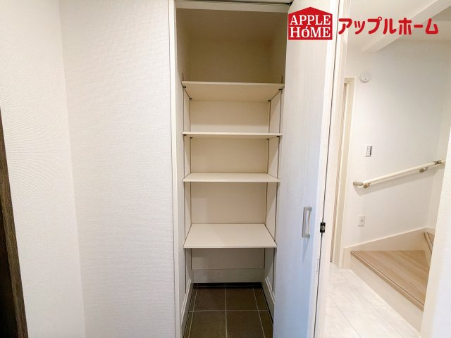 [新築住宅] さいたま市浦和区大東一 全3棟の収納|明るく清潔感のある玄関でお客様を迎えるスペースをパッと明るい印象に！大容量の収納力で大家族の履物もすっきり収納できます♪