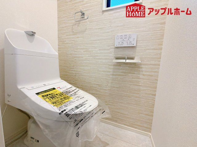 [新築住宅] さいたま市浦和区大東一 全3棟のトイレ|白を基調とした清潔感のある明るい空間。温水洗浄便座付きで、毎日快適・清潔に使用できます。操作しやすい壁面リモコンを採用しています。