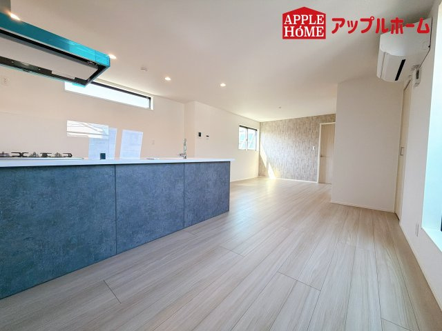 [新築住宅] さいたま市浦和区大東一 全3棟の居間・リビング|広々リビング×対面キッチンで家族の会話も弾みます♪家族団らんの秘訣は間取りにあり☆夢のマイホームを一緒に叶えましょう！