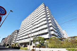 【外観】 | 青空によく映える建物です。手入れの行き届いた外壁やマンション正面エントランスなど、綺麗な姿をぜひ一度、現地にてご覧ください。～即日のご見学可能～　お問合せはお気軽にどうぞ。