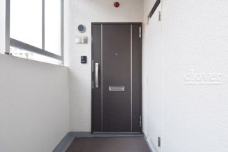【その他共用部分】 | ダブルロック式の玄関ドアが皆様をお出迎え。お部屋のセキュリティの観点からも、うれしい設備ですね。玄関の色もシックで良い感じです。～即日のご見学可能～　お問合せはお気軽にどうぞ。