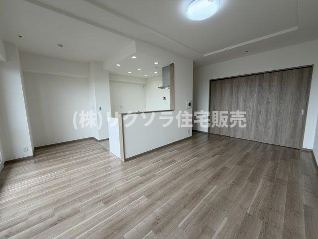 リバティパーク枚方D棟プログレスタワーの居間・リビング|LDK17.0帖
■物件内覧・資金計画相談・住宅ローン相談、リフォーム相談、お問合せ受付中■
※当日・翌日のご内覧、ご相談はお電話でのお問合せがスムーズです！