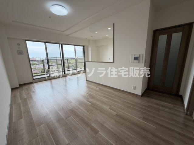 リバティパーク枚方D棟プログレスタワーの居間・リビング|LDK17.0帖
■物件内覧・資金計画相談・住宅ローン相談、リフォーム相談、お問合せ受付中■
※当日・翌日のご内覧、ご相談はお電話でのお問合せがスムーズです！
