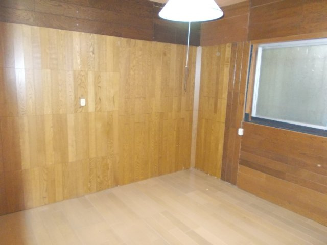 塩屋町５丁目貸戸建の内装|北側洋室は防音対策されています