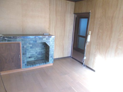 塩屋町５丁目貸戸建の居間・リビング|暖炉風　棚