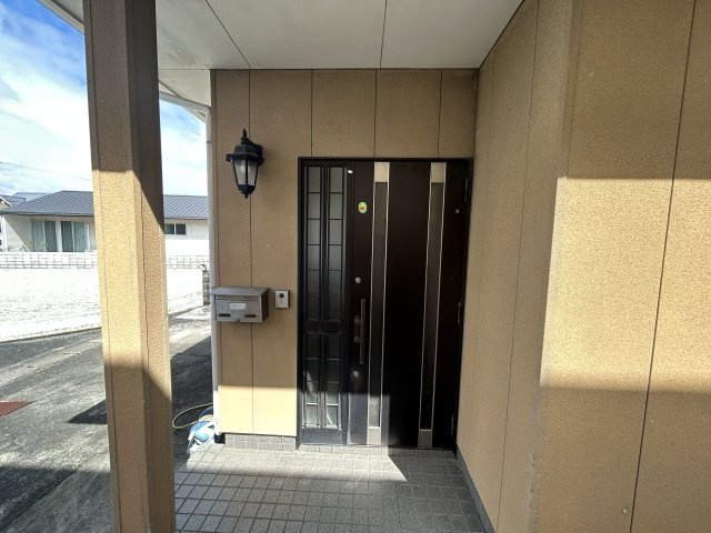 阿南市那賀川町上福井堂免中古戸建の玄関